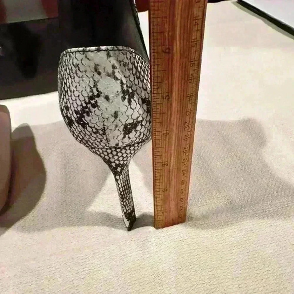 NY&Co Faye High Heel Ankle Booties.9.5 only wore once.  Excellent condition - Picture 7 of 8